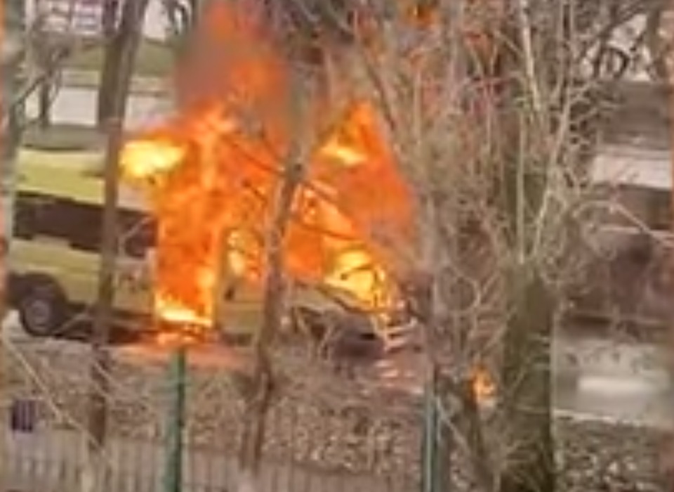 На юге Волгограда загорелась маршрутка с пассажирами внутри
